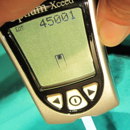 Glucómetro utilizado para medir la glucorraquia. Glucometer used to measure the glycorrhachia.