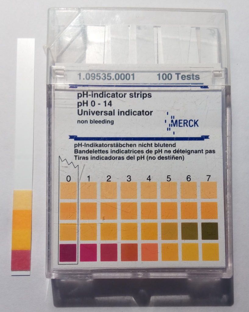 Muestra de jugo gástrico comparada con escala indicador de pH. Sample of gastric juice compared with pH indicator scale.
